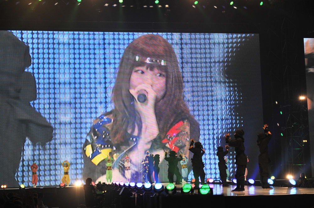 「東京ランウェイ 2013 S/S」のステージで「にんじゃりばんばん」をパフォーマンスする様子。