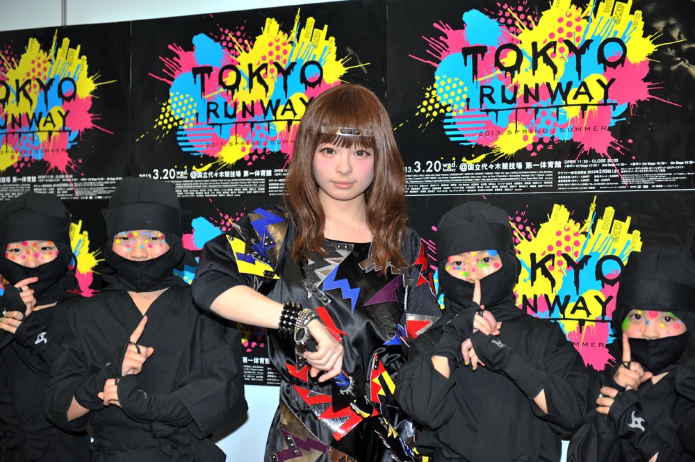 忍者姿のキッズダンサーとともにフォトセッションに応じたきゃりーぱみゅぱみゅ。