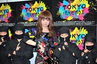 きゃりーぱみゅぱみゅとダンサーたち。