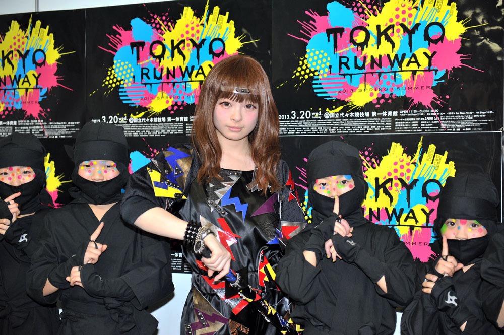 きゃりーぱみゅぱみゅとダンサーたち。