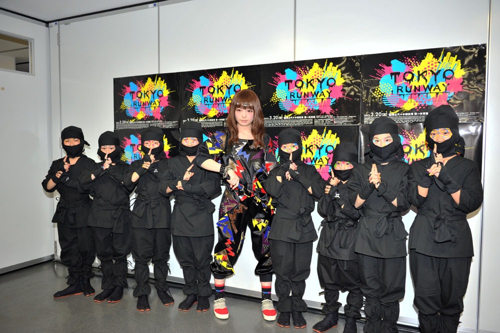 きゃりーぱみゅぱみゅとダンサーたち。