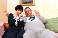 ダルさんと記念撮影をする生駒里奈。