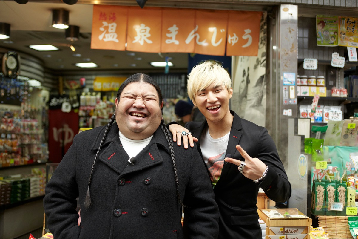 熱海を観光するVJ Boo（左）とD-LITE（写真右）。
