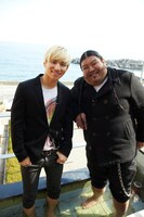 熱海を観光するD-LITE（写真左）とVJ Boo（右）。