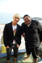 熱海を観光するD-LITE（写真左）とVJ Boo（右）。