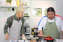 料理作りに挑戦するD-LITE（写真左）とVJ Boo（右）。