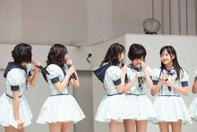 多くのファンが会場に集まったことに感動し涙ぐむ指原莉乃。（C）AKS