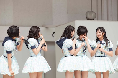 多くのファンが会場に集まったことに感動し涙ぐむ指原莉乃。（C）AKS