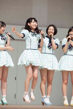 トークコーナーのアシスタントに選ばれて飛び跳ねる宮脇咲良。（C）AKS