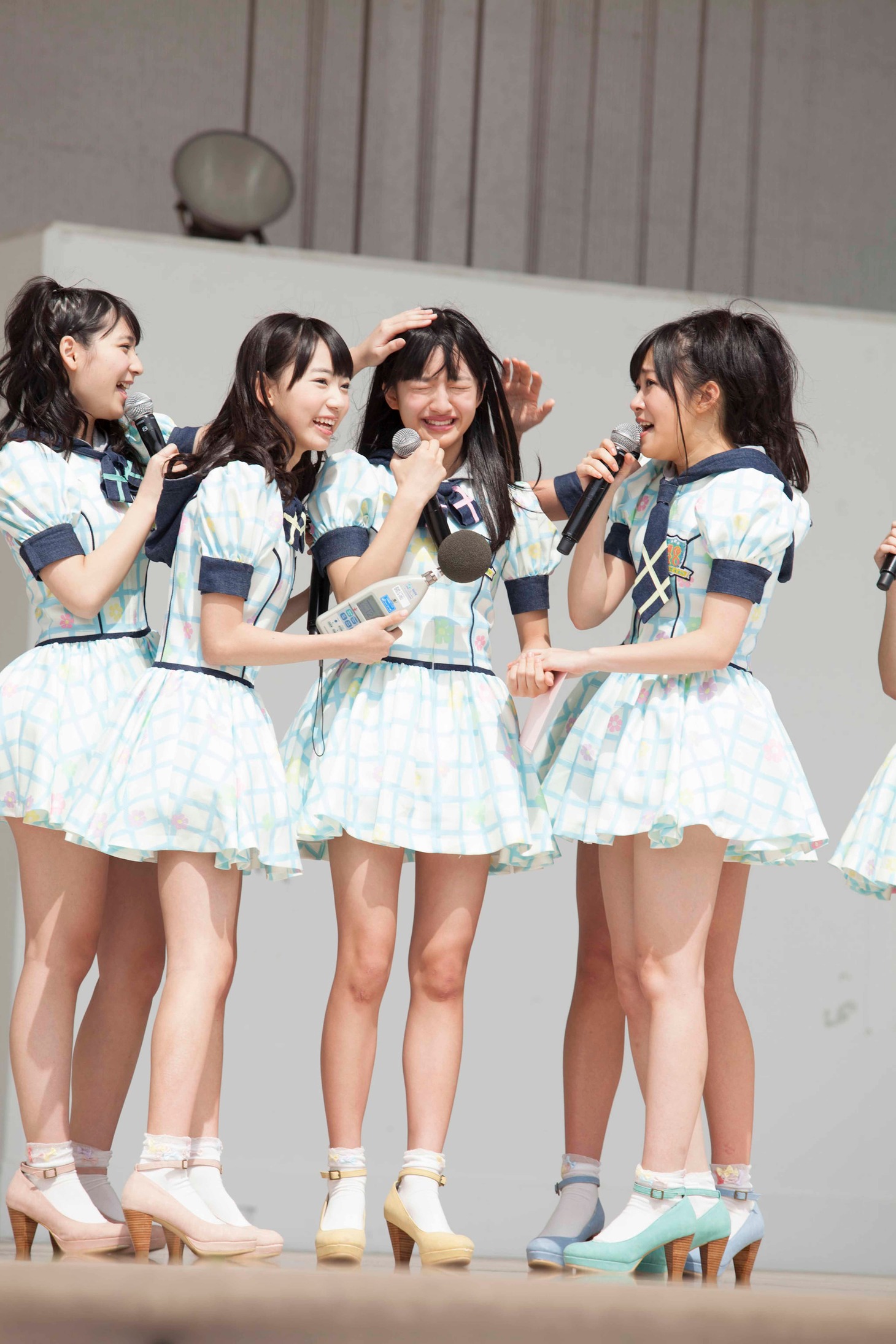 多くのファンが集まったことに感動して泣いてしまう田島芽瑠（中央）。（C）AKS