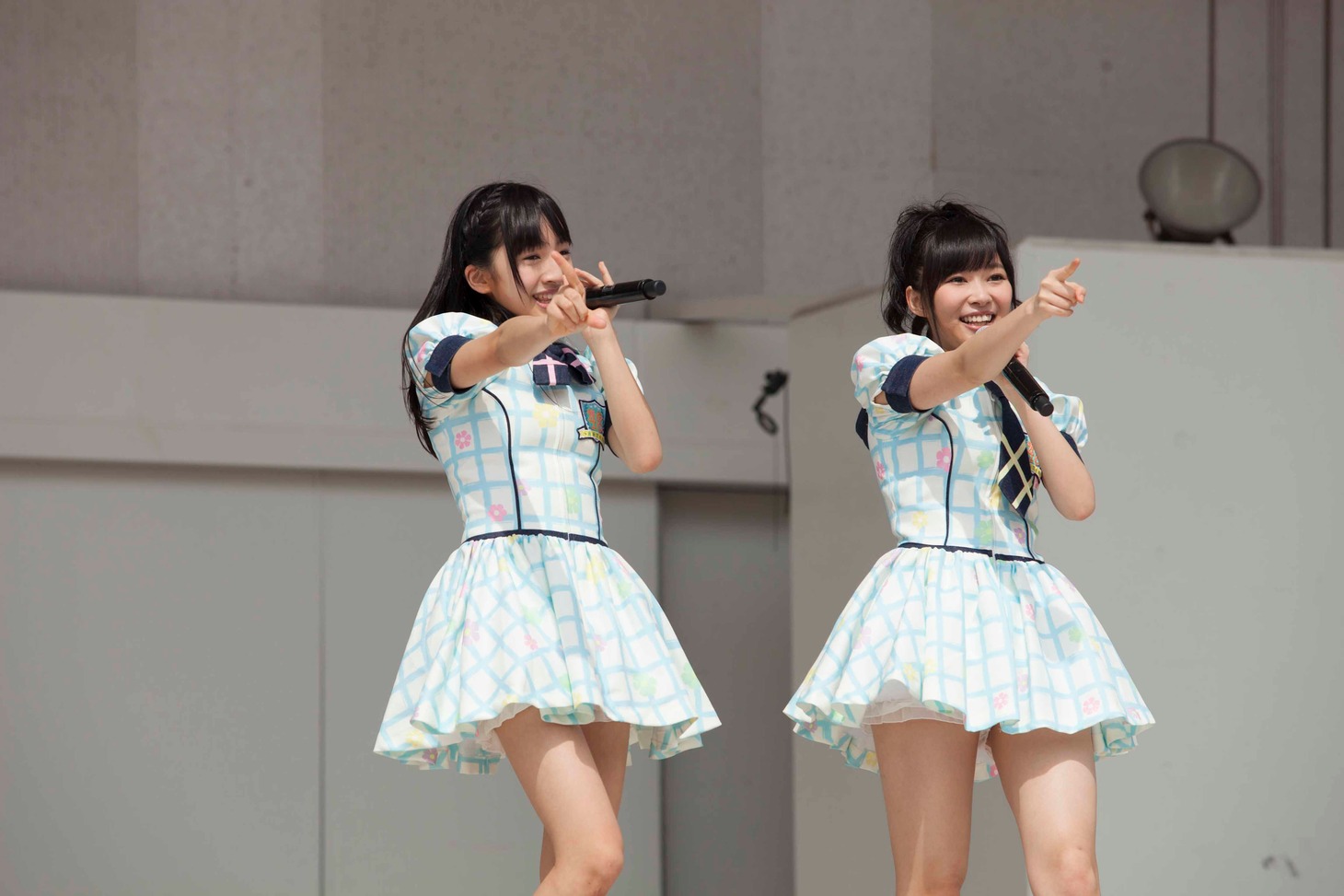 田島芽瑠、指原莉乃（左から）。（C）AKS