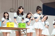 トークコーナーを仕切る指原莉乃（右）とアシスタントの宮脇咲良（左）。（C）AKS
