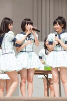 変顔でアピールする朝長美桜。（C）AKS