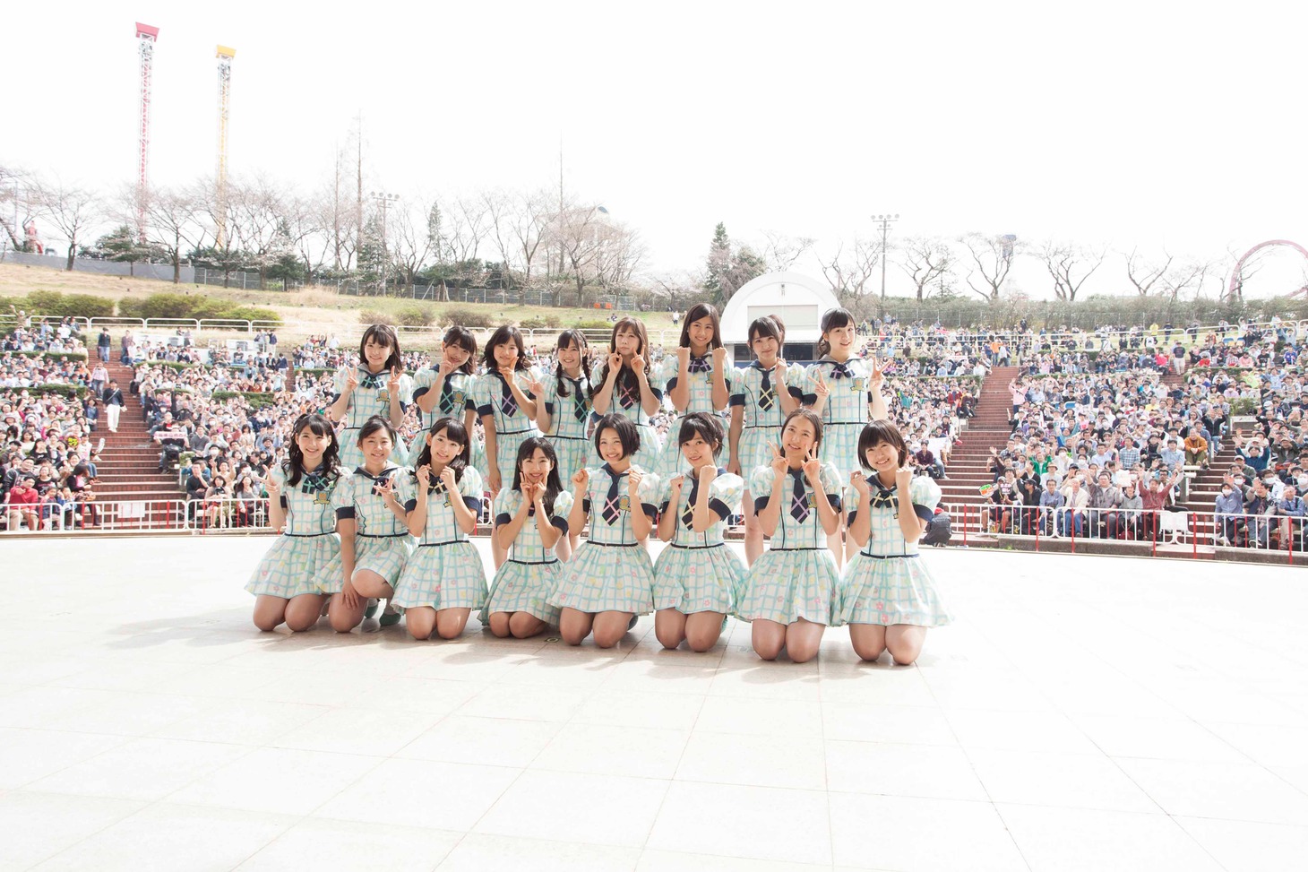 会場に集まったファンとともに記念撮影するHKT48。（C）AKS