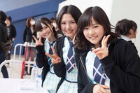 穴井千尋、兒玉遥、本村碧唯（手前から）。（C）AKS