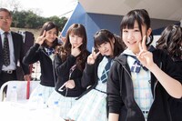 下野由貴、中西智代梨、村重杏奈、若田部遥（手前から）。（C）AKS