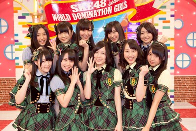 新番組の会見に出席したメンバー。木本花音、高柳明音、松井珠理奈、松井玲奈、木崎ゆりあ（前列左から）、古川愛李、菅なな子、須田亜香里、大矢真那、矢方美紀（後列左から）。（C)AKS