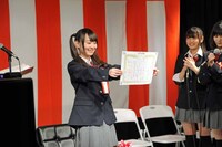 メンバー手書きの卒業証書をファンに見せる高橋優里花。