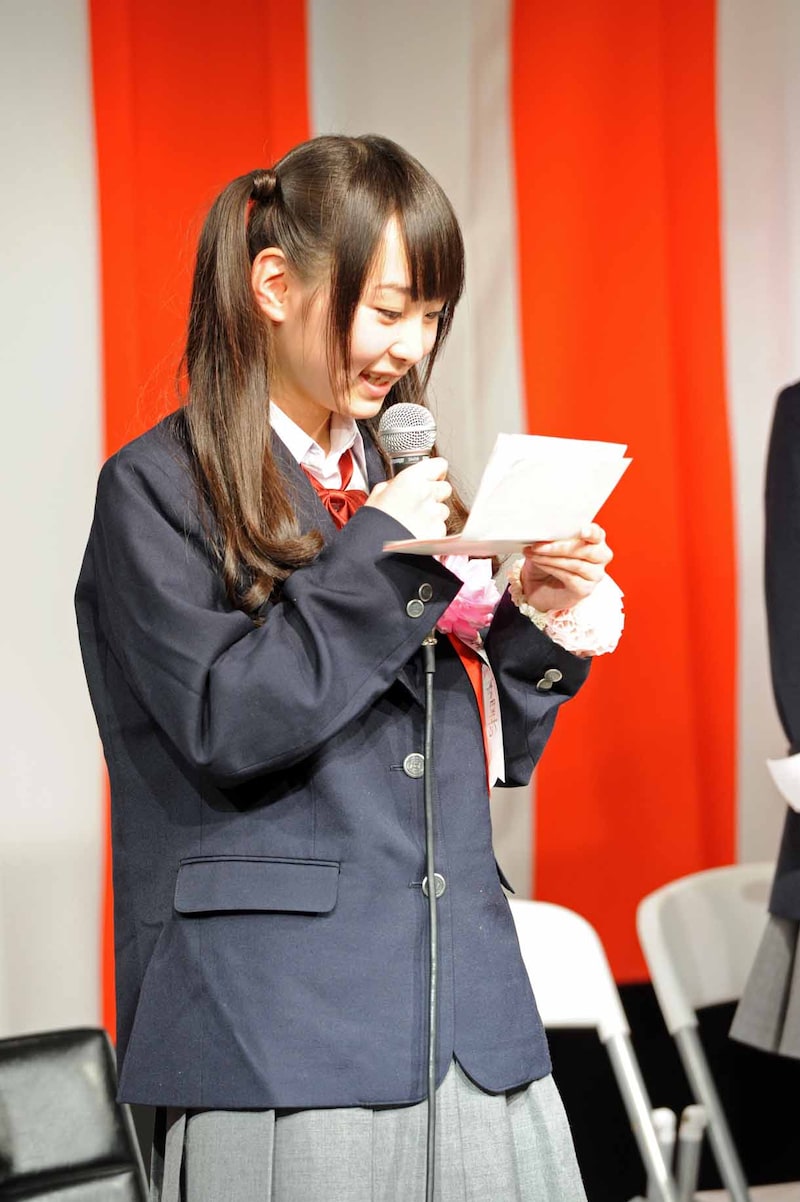 答辞を読み上げる高橋優里花。