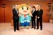 草津市役所を訪問した西川を草津市のゆるキャラ「たび丸」がお出迎え。