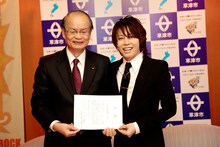 橋川渉草津市長（写真左）と西川貴教（右）。