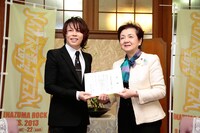 西川貴教（写真左）と嘉田由紀子滋賀県知事（右）。