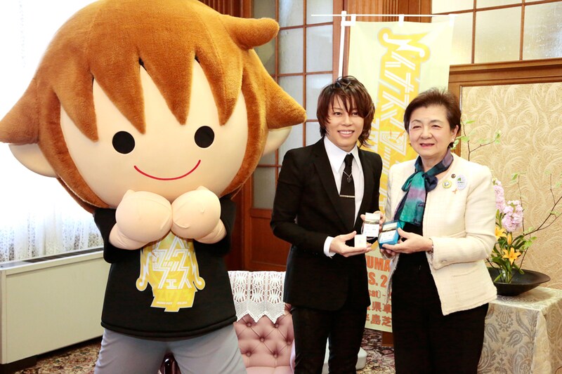 西川貴教はマスコットキャラクターのタボくんとともに滋賀県庁を訪問した。