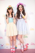 左から西野七瀬、白石麻衣（乃木坂46）。