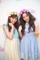 左から西野七瀬、白石麻衣（乃木坂46）。