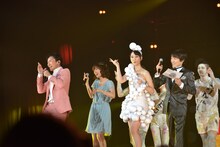 「ジャーマンクレイ」ダンスを披露する郷ひろみ、松井玲奈（SKE48）。