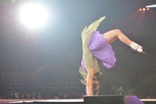 ロンダートを披露する伊藤寧々（乃木坂46）。