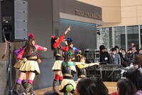 「恋人はスナイパー」を歌うチームしゃちほこ。