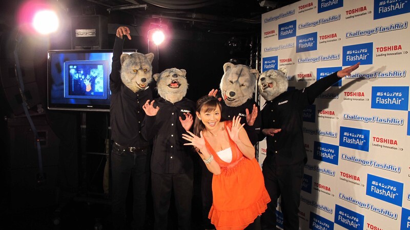 Jean-Ken Johnnyが撮影した杉原杏璃とMAN WITH A MISSIONメンバー。