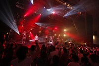 「HEAT ISLAND feat. FIRE BALL」をパフォーマンスするRHYMESTERとFIRE BALL。（Photo by Hajime Kamiiisaka）