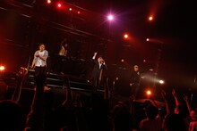 「肉体関係part2 逆featuring クレイジーケンバンド」をパフォーマンスするRHYMESTERと横山剣（クレイジーケンバンド）。（Photo by Hajime Kamiiisaka）