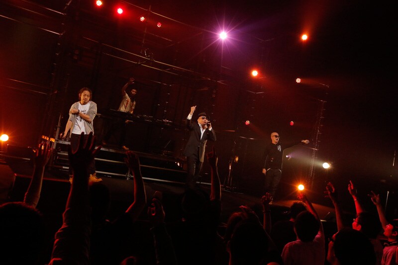 「肉体関係part2 逆featuring クレイジーケンバンド」をパフォーマンスするRHYMESTERと横山剣（クレイジーケンバンド）。（Photo by Hajime Kamiiisaka）