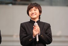 学ランに着替えたMスリー。