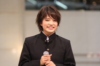 学ランに着替えたMスリー。