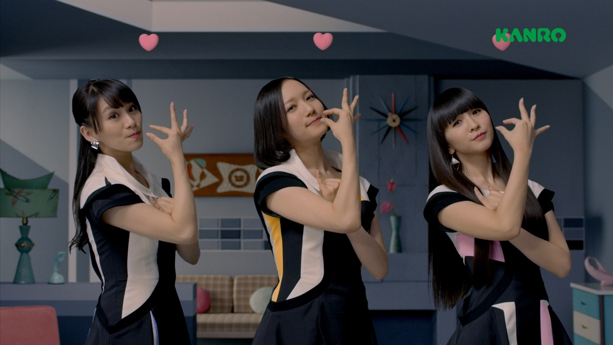 今週の人気の画像2位は「Perfume『ピュレグミ』新CMで初夏リリースの新曲披露」より、Perfumeが出演するカンロ「ピュレグミ」CMのワンシーン。