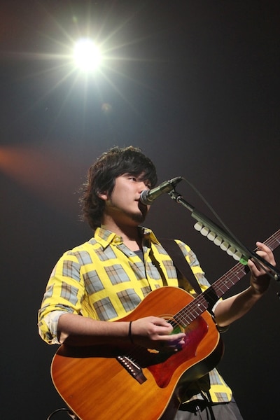 秦基博（写真は「HATA MOTOHIRO "Signed POP" TOUR 2013」東京・NHKホール公演の様子 / photo：岩佐篤樹）