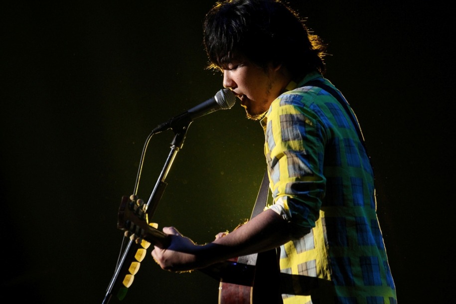 秦基博（写真は「HATA MOTOHIRO "Signed POP" TOUR 2013」東京・NHKホール公演の様子 / photo：岩佐篤樹）