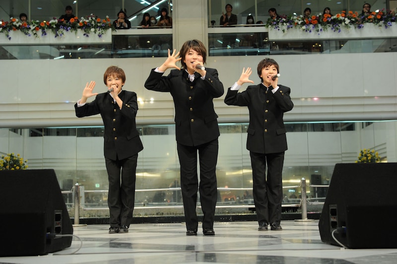 学ランに着替えたMスリー。