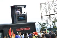 「burnエナジーモービル」でDJを披露するDAISI DANCE。（写真提供：MTV JAPAN）