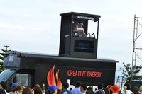 「burnエナジーモービル」でDJを披露するDAISI DANCE。（写真提供：MTV JAPAN）