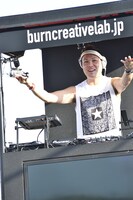 「burnエナジーモービル」でDJを披露するDAISI DANCE。（写真提供：MTV JAPAN）