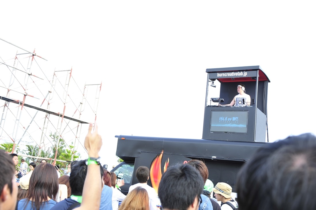 「burnエナジーモービル」でDJを披露するDAISI DANCE。（写真提供：MTV JAPAN）