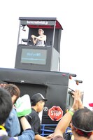 「burnエナジーモービル」でDJを披露するDAISI DANCE。（写真提供：MTV JAPAN）