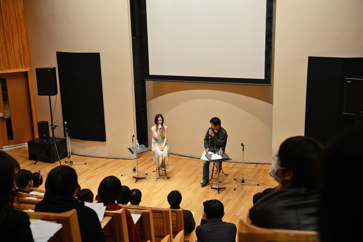 なお今回の取材は、3月9日に都内で実施されたアルバム「シンガーソングライター」先行試聴会の舞台裏にて行った。インタビュー記事には試聴会トークコーナーの写真もあわせて掲載している（ステージ右は雑誌「音楽と人」の金光裕史編集長）。