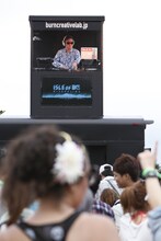 「burnエナジーモービル」でDJを披露する☆Taku Takahashi。（写真提供：MTV JAPAN）