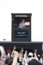 「burnエナジーモービル」でDJを披露する☆Taku Takahashi。（写真提供：MTV JAPAN）